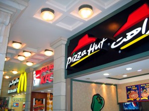 Restaurantes de comida rápida McDonald's, Kentucky Fried Chicken y Pizza Hut en los Emiratos Árabes