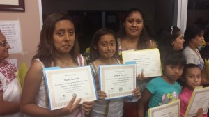 Analleli, su hermana María y su mamá Natividad, muestran con orgullo su diploma.