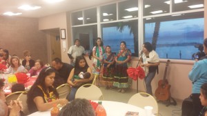 Citlalli Chávez, de ACTA, agradeciendo la participación de la comunidad en la graduación.