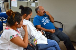 Dalila Aragón en medio de su esposo y su hija, ha estado durante años sin seguro médico debido a su estatus de indocumentada.