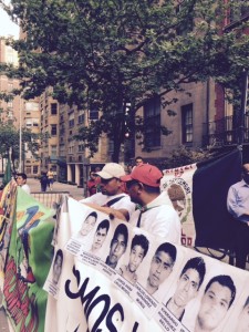 Antonio Tizapa, con la gorra blanca, en la protesta de ayer, a 8 meses del 26 de septiembre, frente al Consulado de México en NY