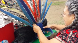 Mary Lou Valencia  preparando su penacho