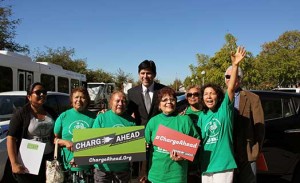 Senador Kevin de León con trabajadores de limpieza. Foto: Oficina de De León