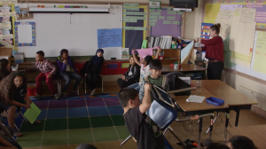 Marisa Morales enseña tercer grado en la escuela Community United Elementary en Oakland, California. Foto: Adam Grossberg/KQED.