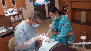 Dr. Fernando Rodríguez, practica una limpieza profunda a Fidel Garay. Foto: Rubén Tapia