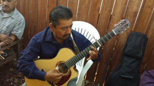 Felipe Ramírez practica con su guitarra. Foto: Rubén Tapia