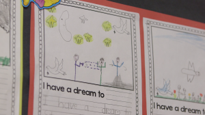 En los pasillos de Community United Elementary School, se ven los dibujos de los niños que sueñan con acabar con la violencia de las armas de fuego.  Foto: Adam Grossberg/KQED. 