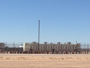 Más de 150 detenidos protestaron detrás de la barda del Centro de Detenciones de Eloy, Arizona el sábado 13 de mayo para demandar una investigación sobre la muerte de uno de los detenidos.