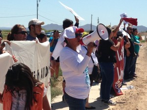 Familiares y activistas de la organización PUENTE brindaron su apoyo a los detenidos que además de protestar supuestamente iniciaron una huelga de hambre.