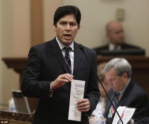 Senador estatal demócrata de California, Kevin de León, autor de la Ley de Pago de Salario Justo SB 588