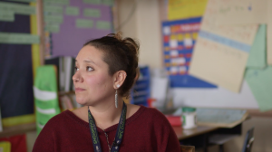 Marisa Morales dice que la violencia obstruye el aprendizaje de muchos niños en su salón de tercer grado. Foto: Adam Grossberg/KQED