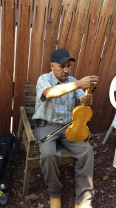 Pedro Ramírez ajustando su violín. Foto: Rubén Tapia