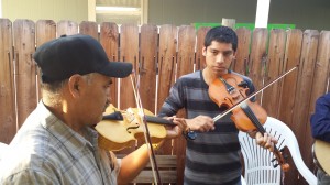 Pedro y Salvador Ramírez hijo ajustando violines. Foto: Rubén Tapia