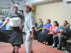 Bailan hasta la madrugada. Foto: Zaidee Stavely.