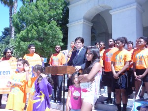 Senate President Pro Tempore Kevin De León with the young people. Photo: Fernando Andrés Torres.