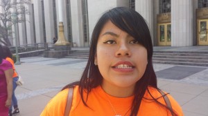 Ixchel Hernández, de 18 años, está emocionada por su viaje. Foto: Rubén Tapia.
