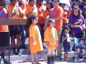 Jóvenes y niños viajaron a Sacramento para pedir protección de los salarios de sus padres. Foto: Fernando Andrés Torres.