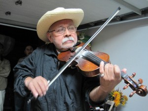 El maestro Artemio Posadas llevó son jarocho y son huasteco al área de la Bahía en el Norte de California. Foto: Zaidee Stavely