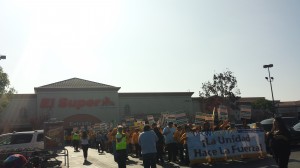 Protest at  El Súper in Paramount, California. Photo: Rubén Tapia.