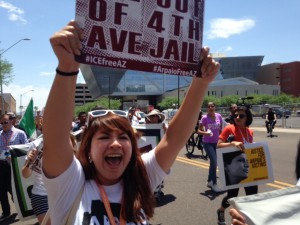 El 17 de julio miles de personas protestaron contra el Sheriff Arpaio en el marco de la Convención de Netroots. Foto: Valeria Fernández.