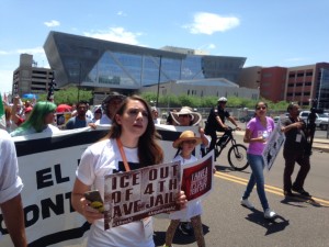 En protesta contra Arpaio, una de las demandas fue que las autoridades de inmigración dejen de estar presentes en las carceles. Foto: Valeria Fernández.