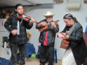 Pablo Quiroz Manríquez, Artemio Posadas, y Dolores García tocan son huasteco. Foto: Zaidee Stavely.