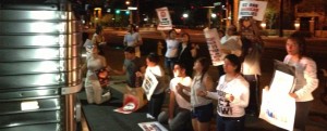 Soñadores durante el acto de desobediencia civil en el Centro de Detención de ICE  en Phoenix Arizonai