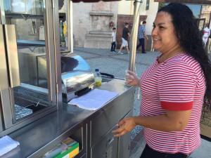 Claudia Acosta se gana la vida con la venta de churros y cuidando niños. Foto: Araceli Martínez.