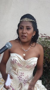 Kenia Castillo celebró su nuevo camino como luchadora social en sus quinceaños. Foto: Rubén Tapia.