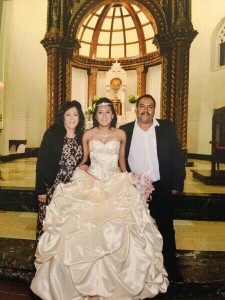 Kenia Castillo con sus papás, Maria Estrada y Luis Castillo. Foto: Cortesía de la Familia Castillo.