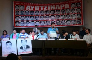 Familiares de los 43 normalistas de Ayotzinapa