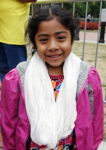 En tres idiomas, la pequeña Sofi Cruz pidió al Papa interceder por los inmigrantes. Foto: José López Zamorano