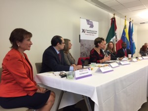 Mesa de Apertura de la Semana Binacional de la Salud 2015, con la Dra.  Xóchitl Castañeda al inicio de la mesa o en el primer plano. Foto: Radio Bilingüe.