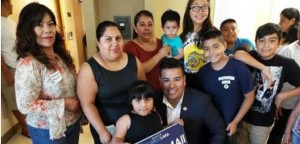 Familias inmigrantes y el senador Ricardo Lara (centro) en el anuncio de la ley ‘SB 4’ en Los Ángeles, California.