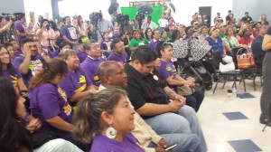 Trabajadores atentos a los oradores de fiesta de la victoria de SB 588. Foto: Rubén Tapia.