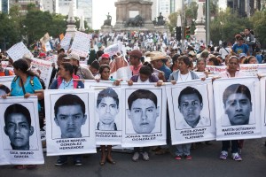 Marcha en la Ciudad de México durante la conmemoración del primer año de la desaparición de los 43 normalistas de Ayotzinapa.