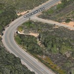 Este es el cañón del Tecolote, y en la curva fue donde el auto se Salió de la carretera y cayó en el fondo de esa hendidura, de unos cinco metros o más de profundidad.