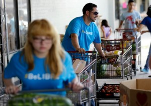 Ejércitos de latinos reparten despensas a latinos pobres a cambio de información personal y para disuadir sus preferencias electorales. Foto: Thinkprogress.