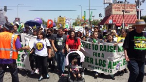 Trabajadores angelinos demandan 15 dólares la hora. Foto: Rubén Tapia.