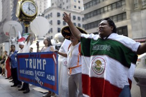 Mexicanos protesdtan frente alas torres de  Trump.