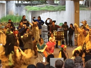 Danzantes y Banda Brillo. Foto: Nancy UkaiRussell.