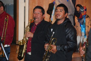 Emiliano Bernardino Flores en el saxafon.