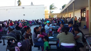 Familias indígenas oaxaqueñas en feria de salud en Oxnard. Foto: Rubén Tapia.