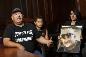 El Sr. Jorge Ramírez y la familia de su hijo, asesinado por la policía de Bakersfield, CA.