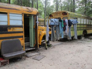 Campamento en Georgia donde viven trabajadores huésped o con visa H-2, que tienen que pagar este alquiler, porque las leyes les permiten hacerlo, a veces muy por encima de lo que cuesta la renta de una vivienda convencional. Foto: the BuzzFedd News.