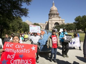 Protesta de inmigrantes antes de que la Suprema decidiera recibir el caso sobre las acciones ejecutivas de Obama. Foto: Facebook.