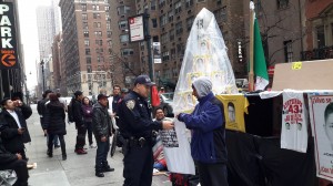 El Sr. Antonio Tizapa es abordado por un agente de la policía frente el Consulado Mexicano en  Nueva York, que el parecer le pregunta: ‘Muéstreme sus papeles’. 