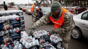 Un miembro de la Guardia Nacional en el reparto de agua embotellada en Flint. Foto: Cortesía de Fusion.