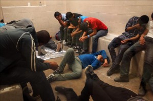 Menores centroamericanos detenidos en la frontera. Foto: Periódico La Opinión.