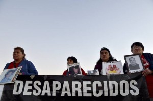 Madres de jóvenes desaparecidos llegan cerca al aeropuerto de Ciudad Juárez antes de la llega del papa Francisco. Foto: lat.wsj.com